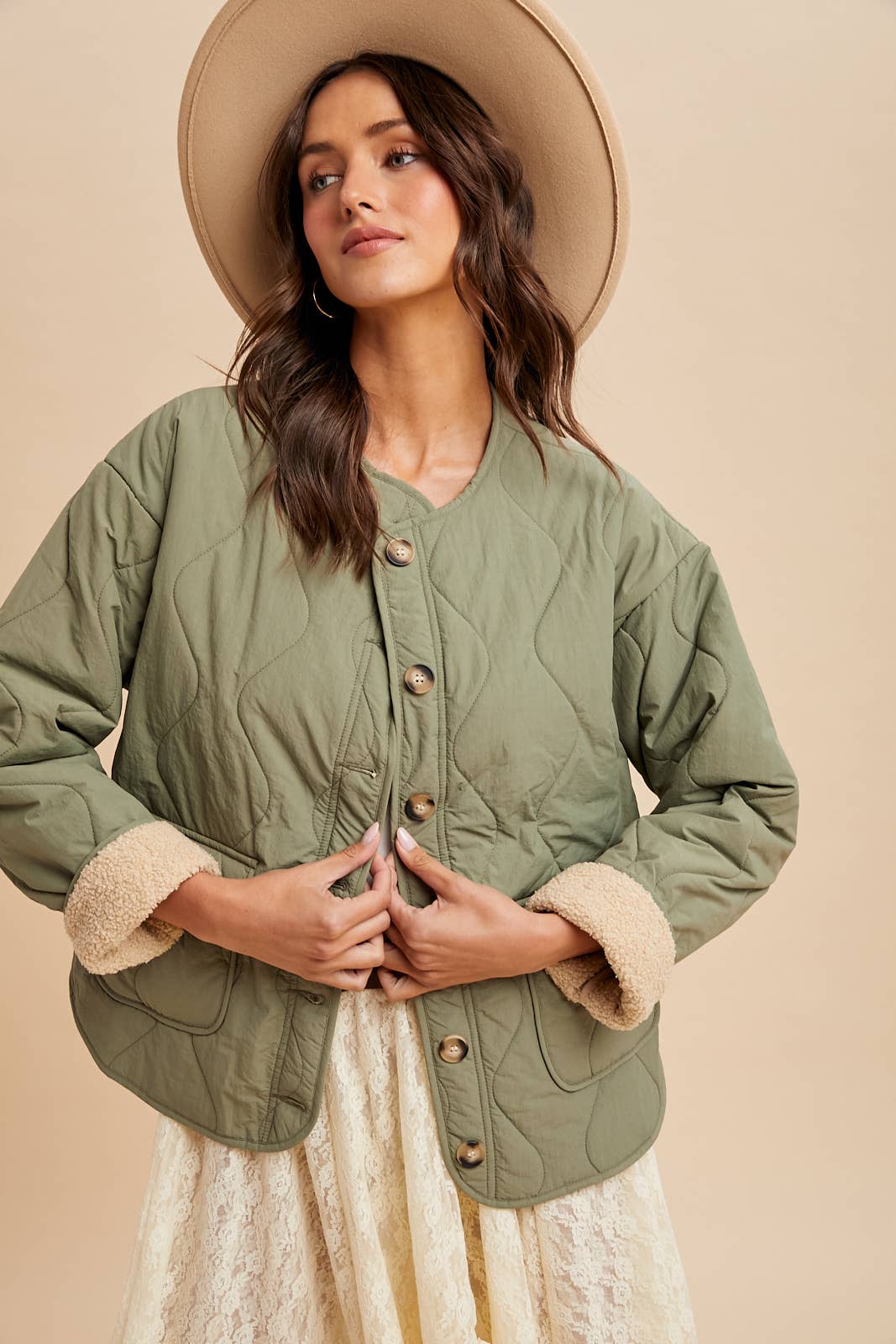 In Loom – Großhandel Pufferjacke – Damen – GESTEPPTE PUFFERJACKE MIT SHERPA-FUTTER0