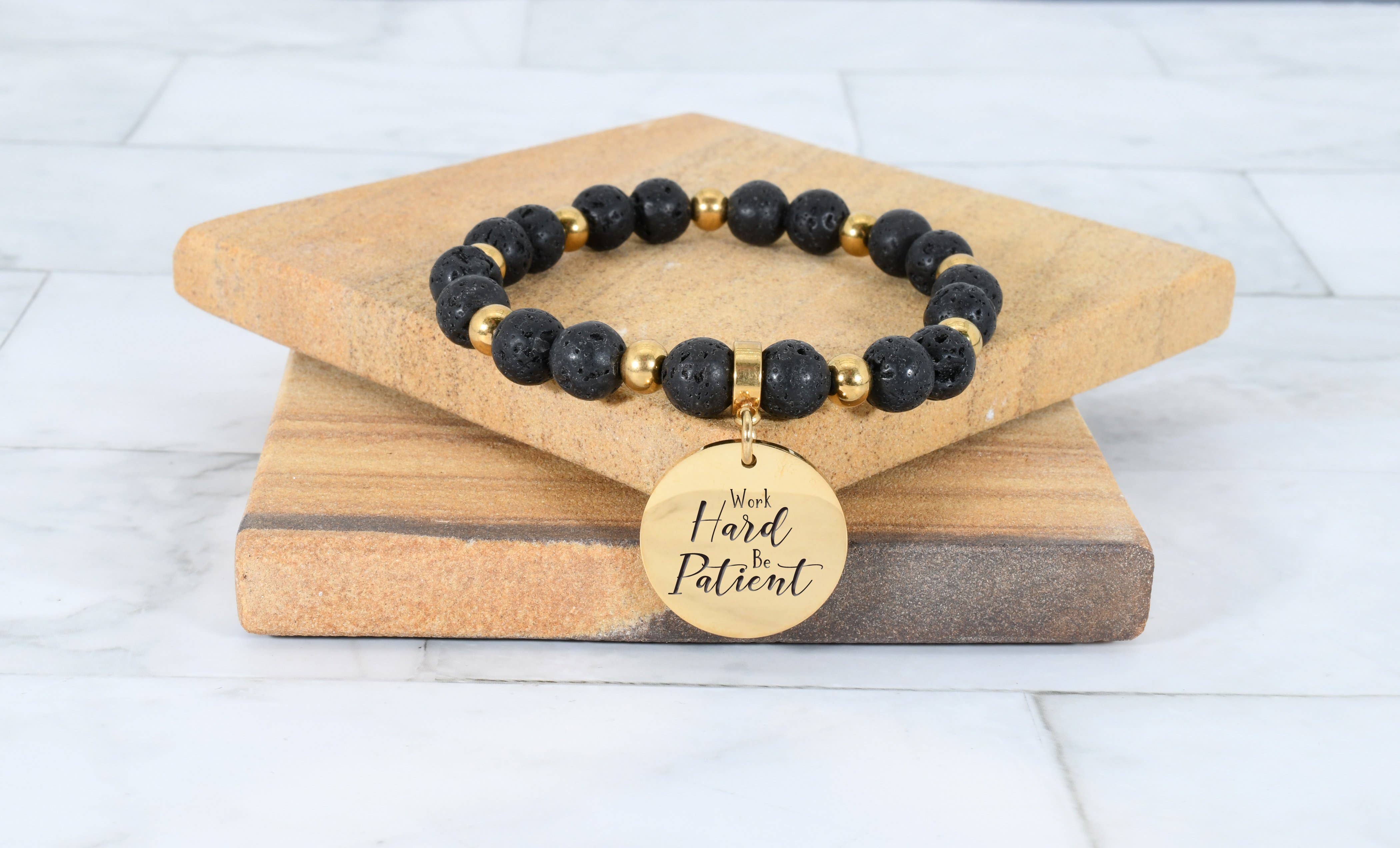 Pink Box – Engroshandel Perlearmbånd – Naturlige Lava inspirerende armbånd i guld Accent87