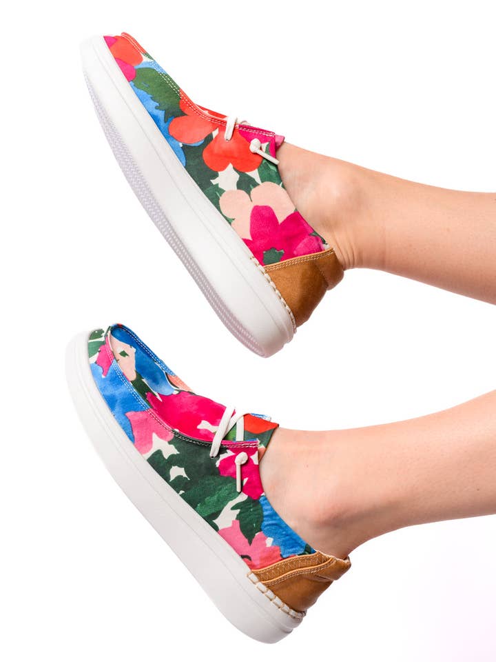 Kayak 2 schoenen in bloemen voor wholesale door Bella Nova Style Co