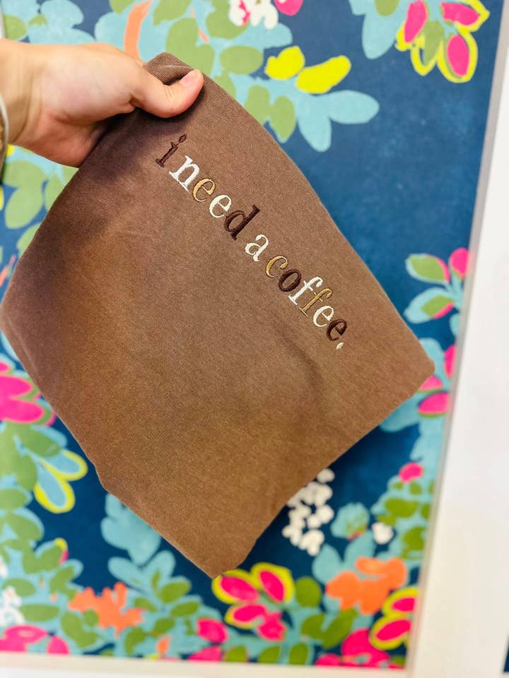 J'ai besoin d'un café. T-shirt graphique brodé pour la vente par Juneberry