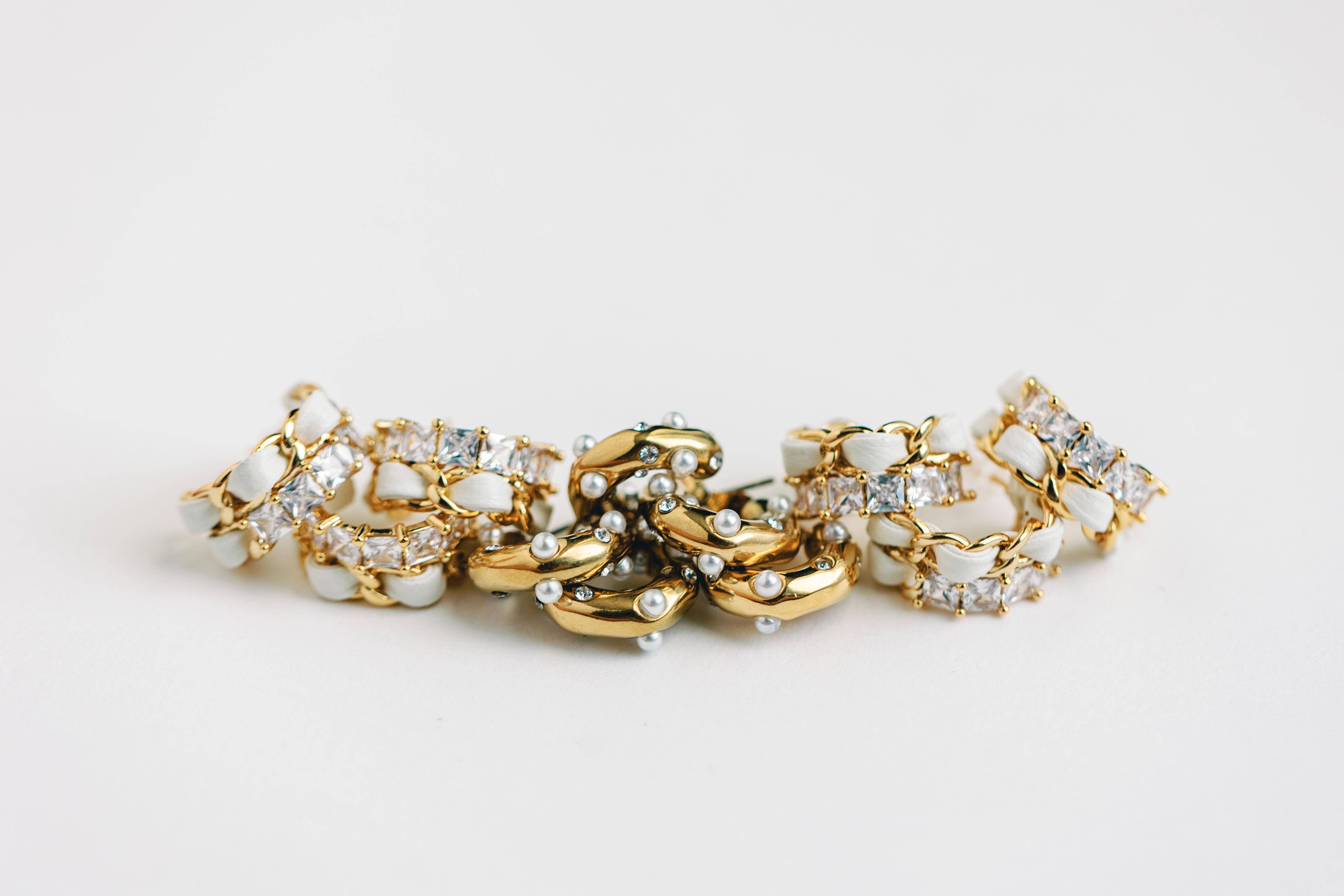 St Armands Designs of Sarasota – Großhandel Hoops – Statement-Creolen aus Leder im Vintage-Stil mit Kette4