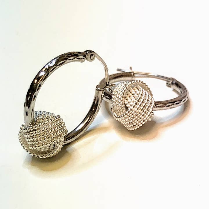 Boucles d'oreilles Knot Hoop pour la vente par Fishgirl Designs