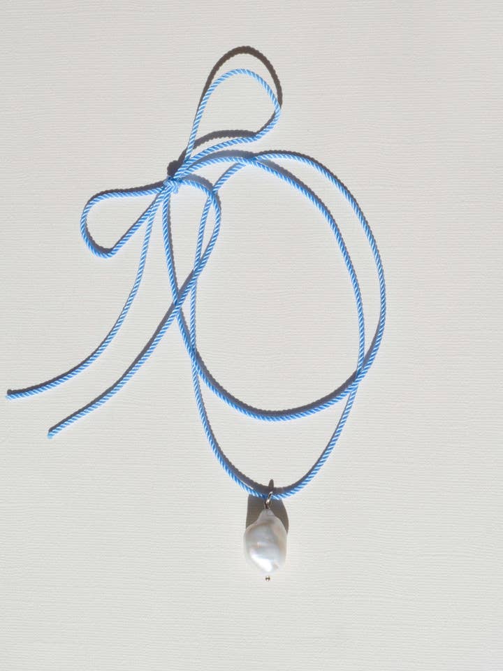 Collier en corde et perles, bleu ciel pour la vente par Gem & Blue