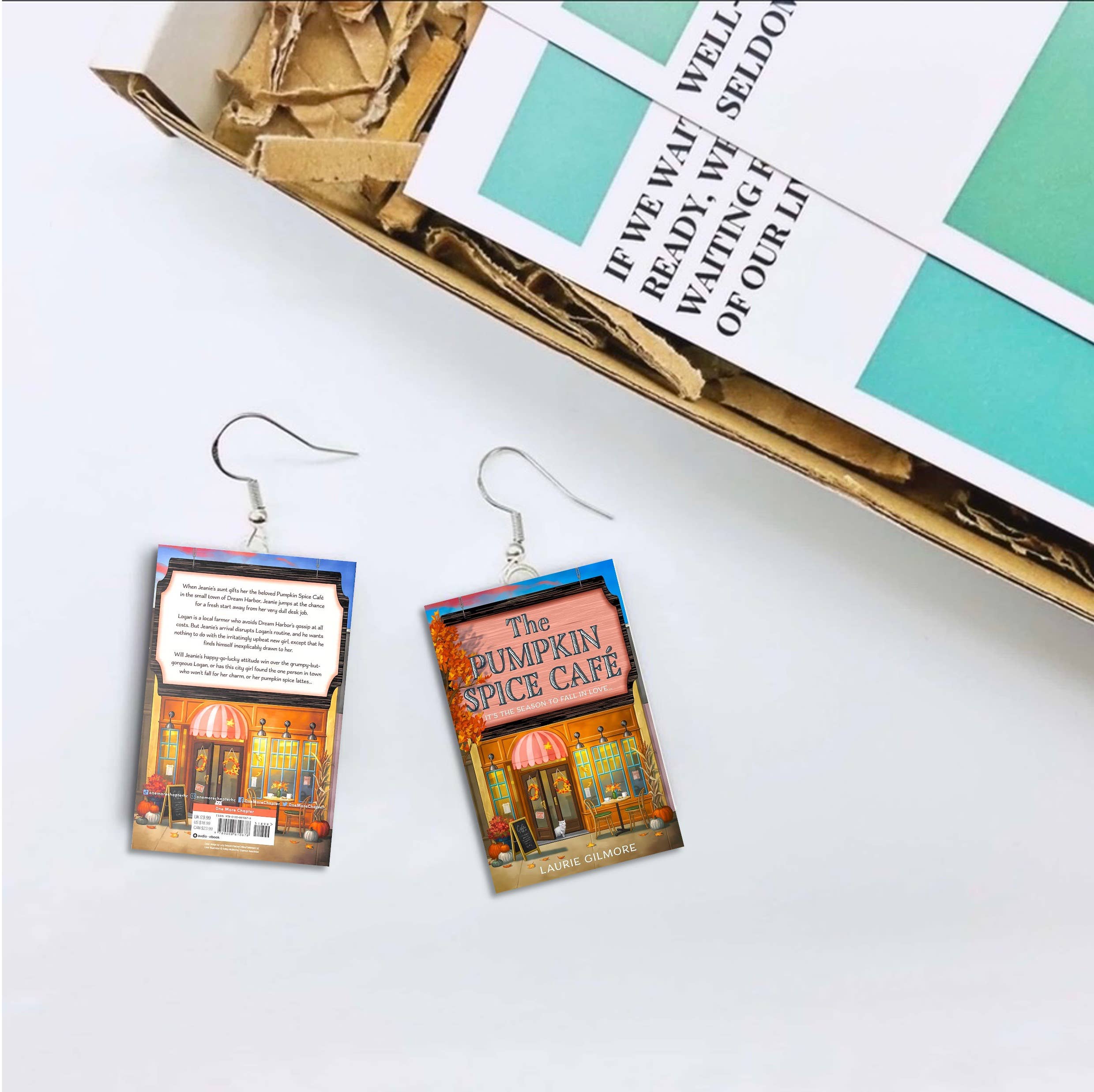 bookonahookco - Vente Boucles d'oreilles pendantes - Le Café aux Épices de Citrouille | Laurie Gilmore | Livre Miniature1