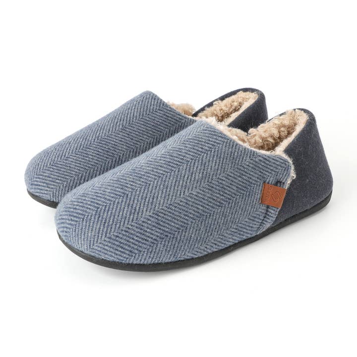 Pantoufle Isaac en chevrons bleu marine pour la vente par Shu Da Living
