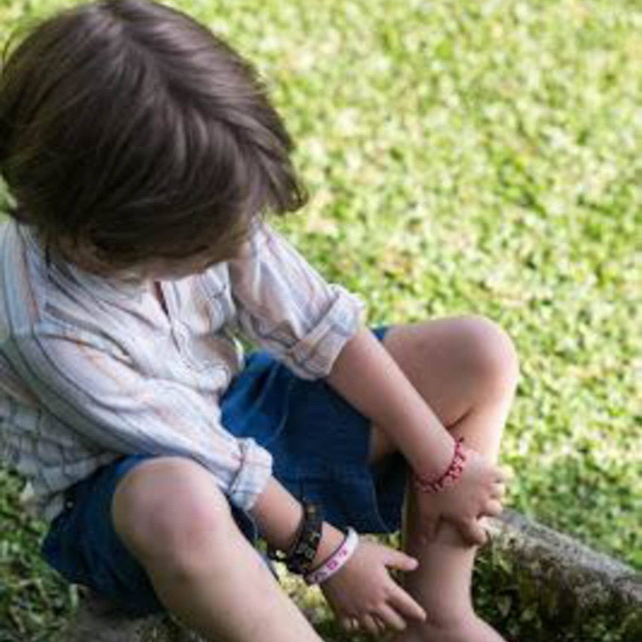 Love Is Project – Großhandel Perlenarmband – Kinder – Kids Seed Bead LOVE Armband - Rot1