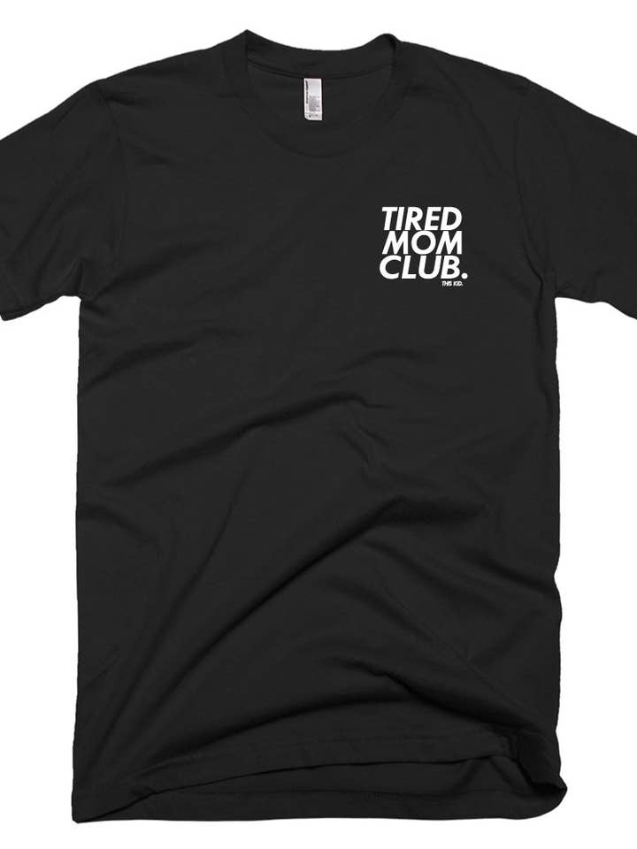 THIS KID SUPPLY CO. - T-shirt poitrine gauche Tired Mom Club - Blanc sur noir (tailles adultes) pour la vente par This Kid Clothing Co.