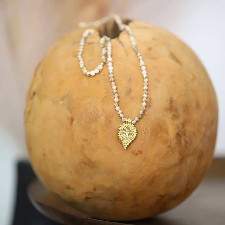 MOONSOON - Wholesale Pendant/Charm Necklace - Lotus Necklace Labradorite Moonstone'1