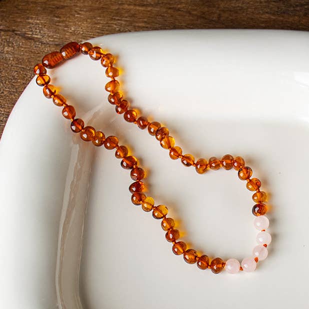 Cognac baltisk rav & rosenkvarts halskæde for engroshandel hos Aventari