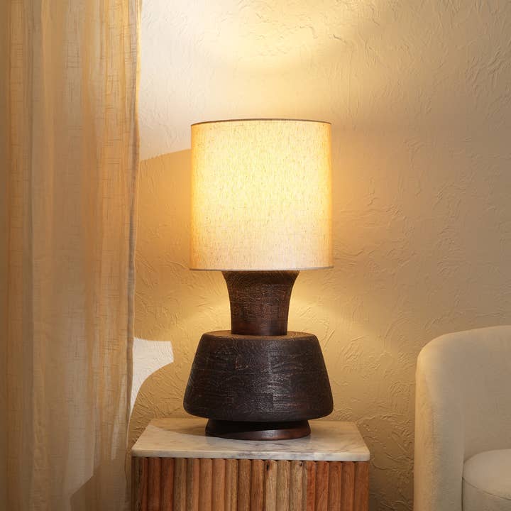 Håndlavet kunstnerisk bordlampe med træbase - 13X13X26,5" for engroshandel hos ExpoBazaar