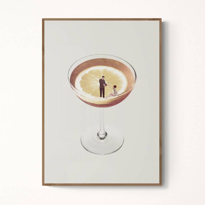 Mijn drankje heeft een drankje nodig - Premium poster van mat papier, collage-muurkunst, cocktailkunstdruk voor wholesale door Maarten Léon