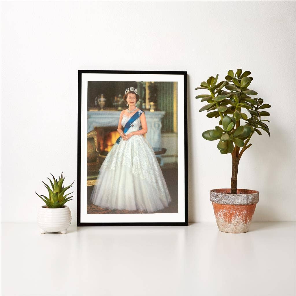 Found Image Press - Vente Affiche d'art - Impression d'art EN-234 Jeune Reine Elizabeth II1