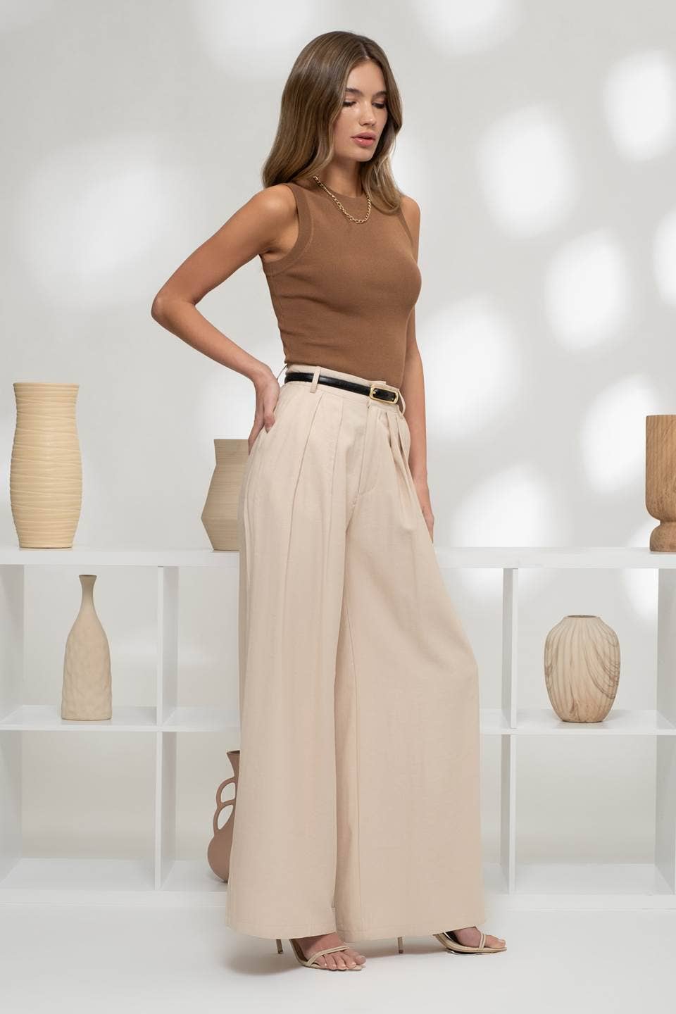 The Workshop Studio – wholesale Stickad topp - Dam – Ärmlös tröja med rund halsringning i stickad modell18