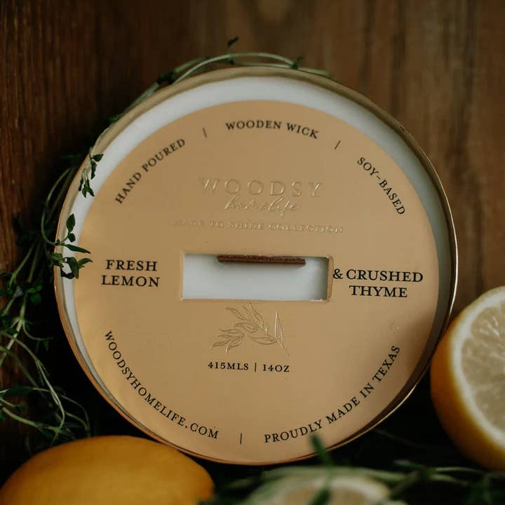 Bougie de soja pur 14 oz au citron frais et au thym concassé en laiton massif pour la vente par Woodsy Homelife