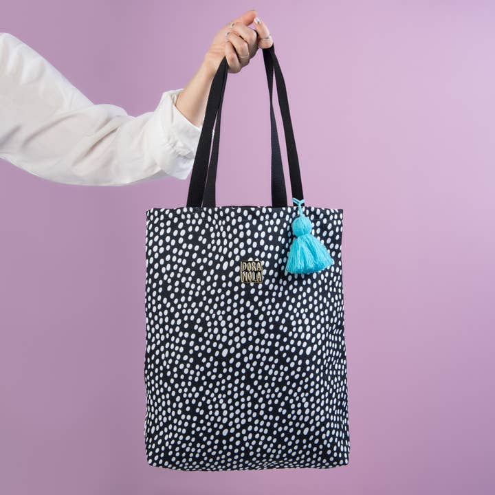Sac fourre-tout à pois avec pompon pour la vente par Dora Nola