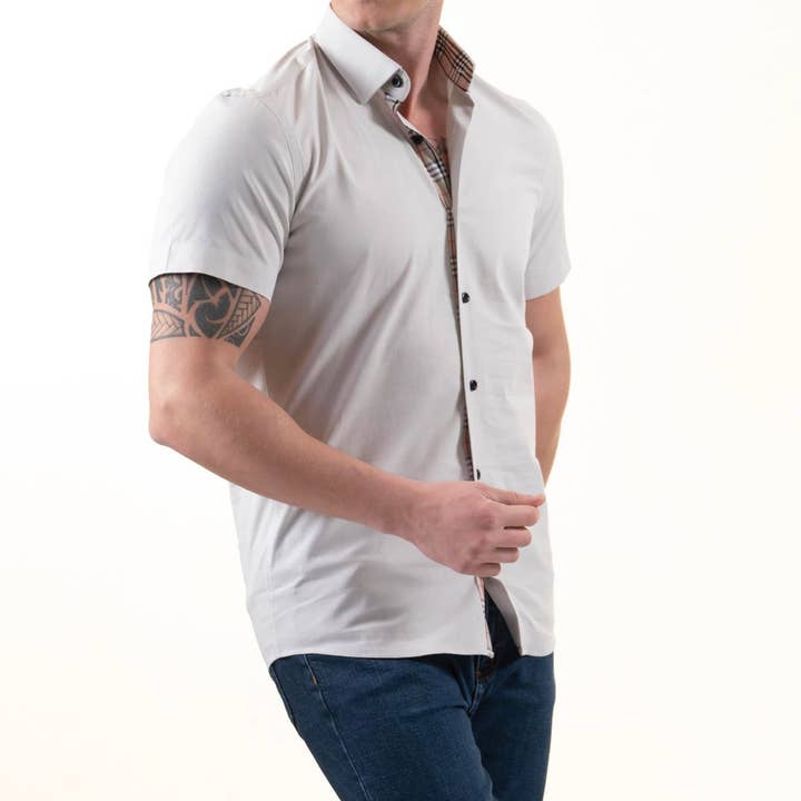 Abbottonatura a maniche corte in cotone bianco sporco con bordo a quadri per la vendita all'ingrosso da parte di gravity homme