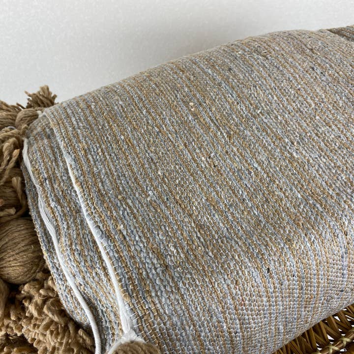 Eclectic Collective – Großhandel Überwurfdecke – Pom-Pom Decke in Tan/Grau2