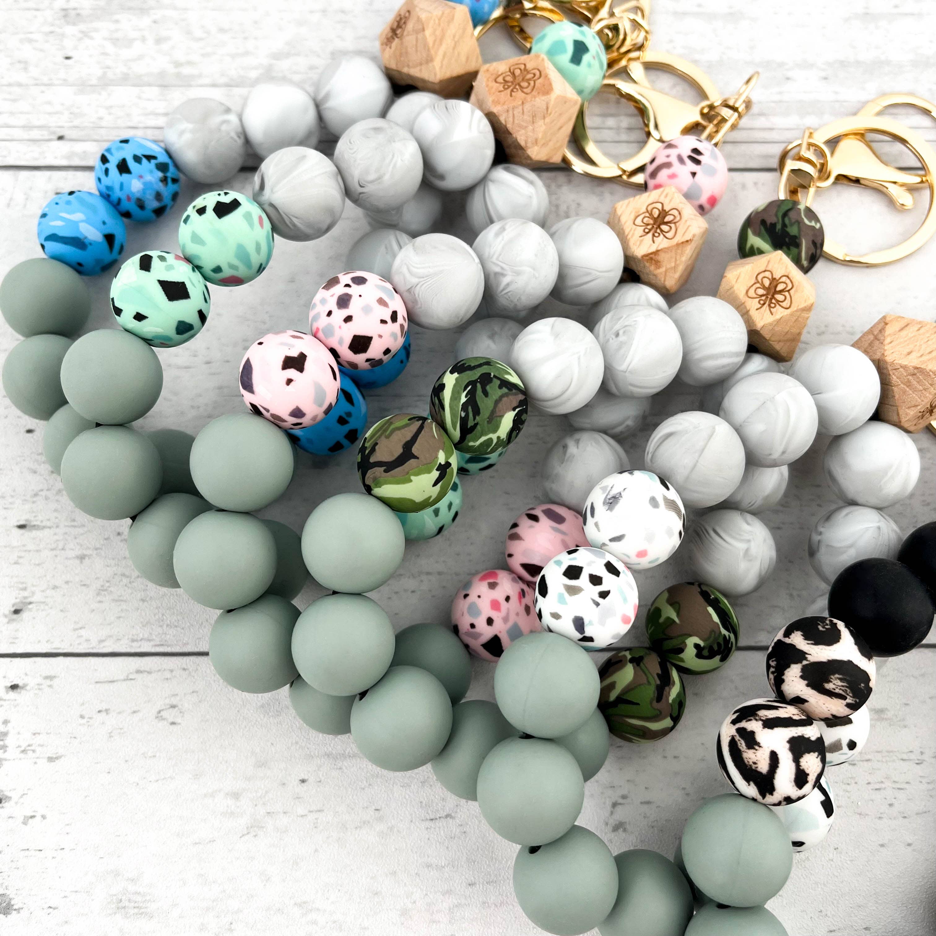 SoapElenGlen - Venta al por mayor Pulseras llavero - Pulsera de llavero con cuentas de silicona de camuflaje y dije7