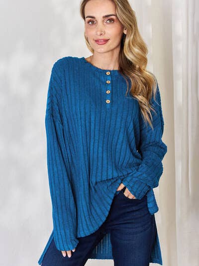 Camiseta Basic Bae tamanho completo com nervuras de meio botão e manga comprida e alta-baixa por atacado de ClassiQ