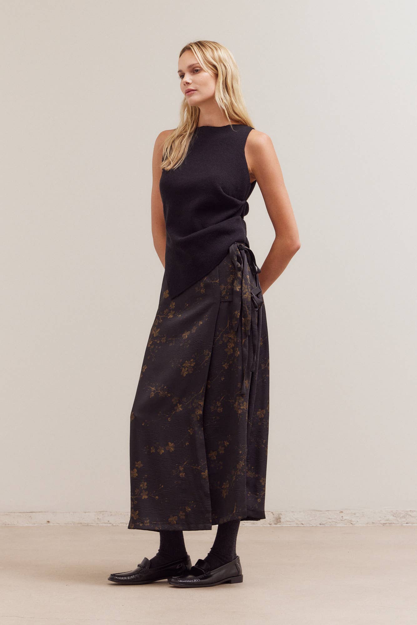 Grade & Gather – Top de malha - Mulher por atacado – 42113 - TOP DE MALHA SEM MANGAS COM FRANZIDO LATERAL ASSIMÉTRICO4