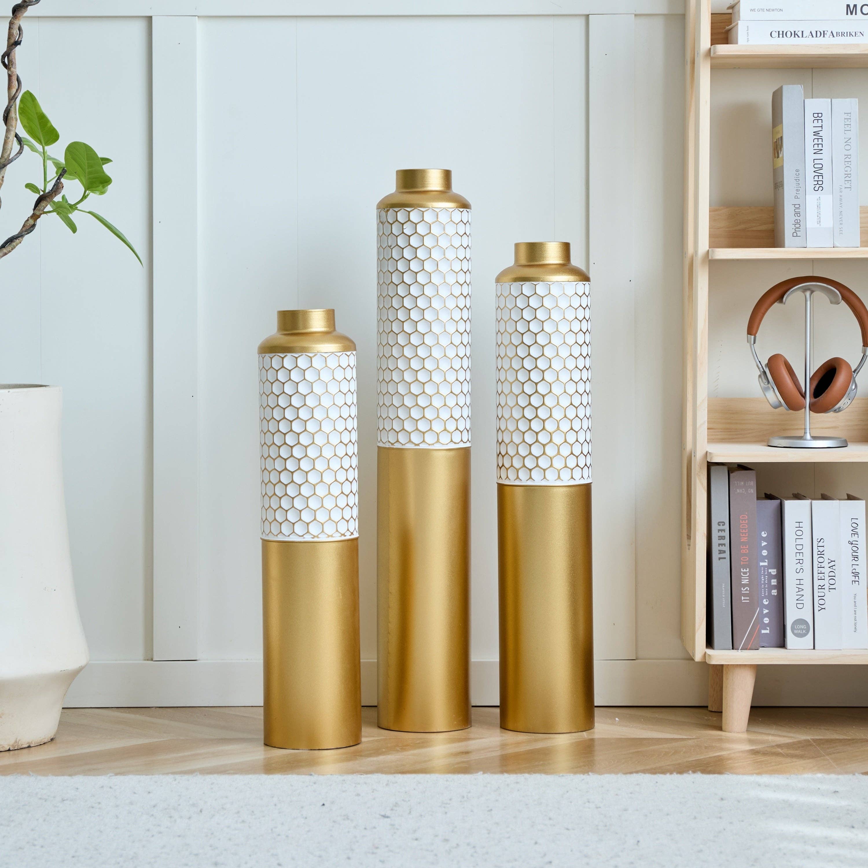 39F Inc. - Vente Vases - Ensemble de 3 vases de sol en métal doré et blanc en forme de goutte14