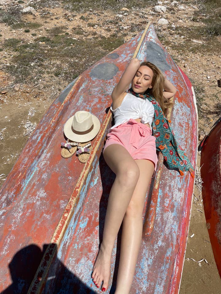 Roze korte broek met riem voor wholesale door Kalimera Clothing Athens