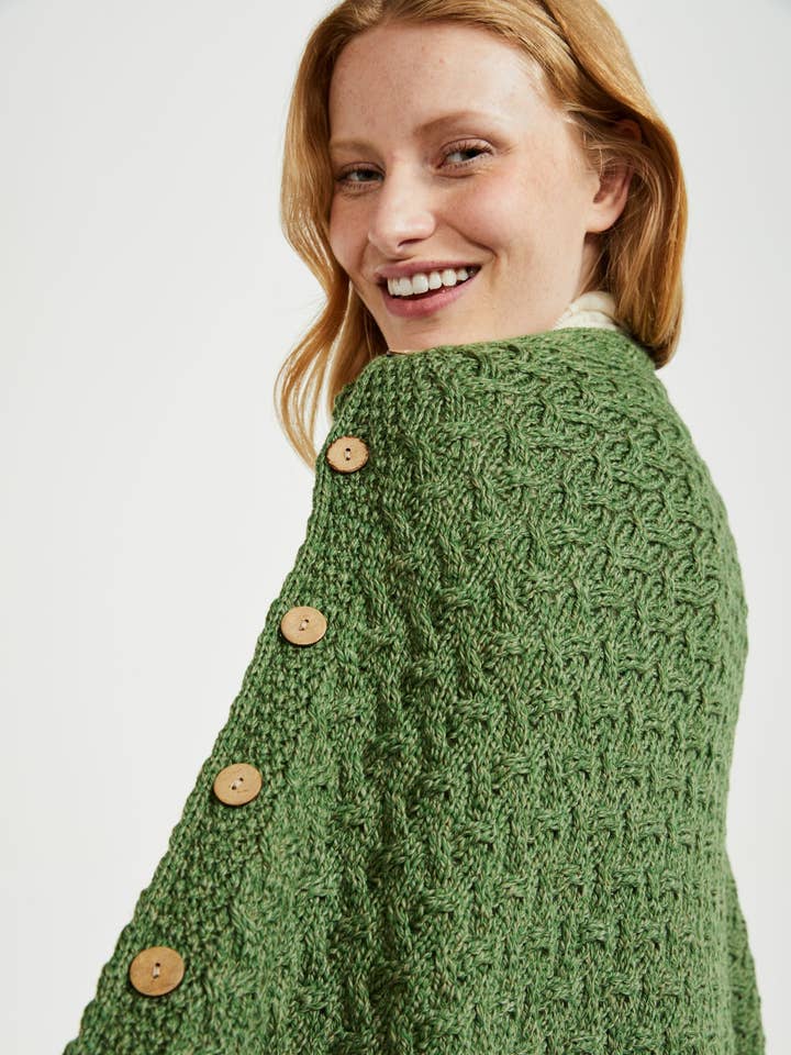 Glenbeigh Aran Cape - Grön för wholesale av Aran Woollen Mills