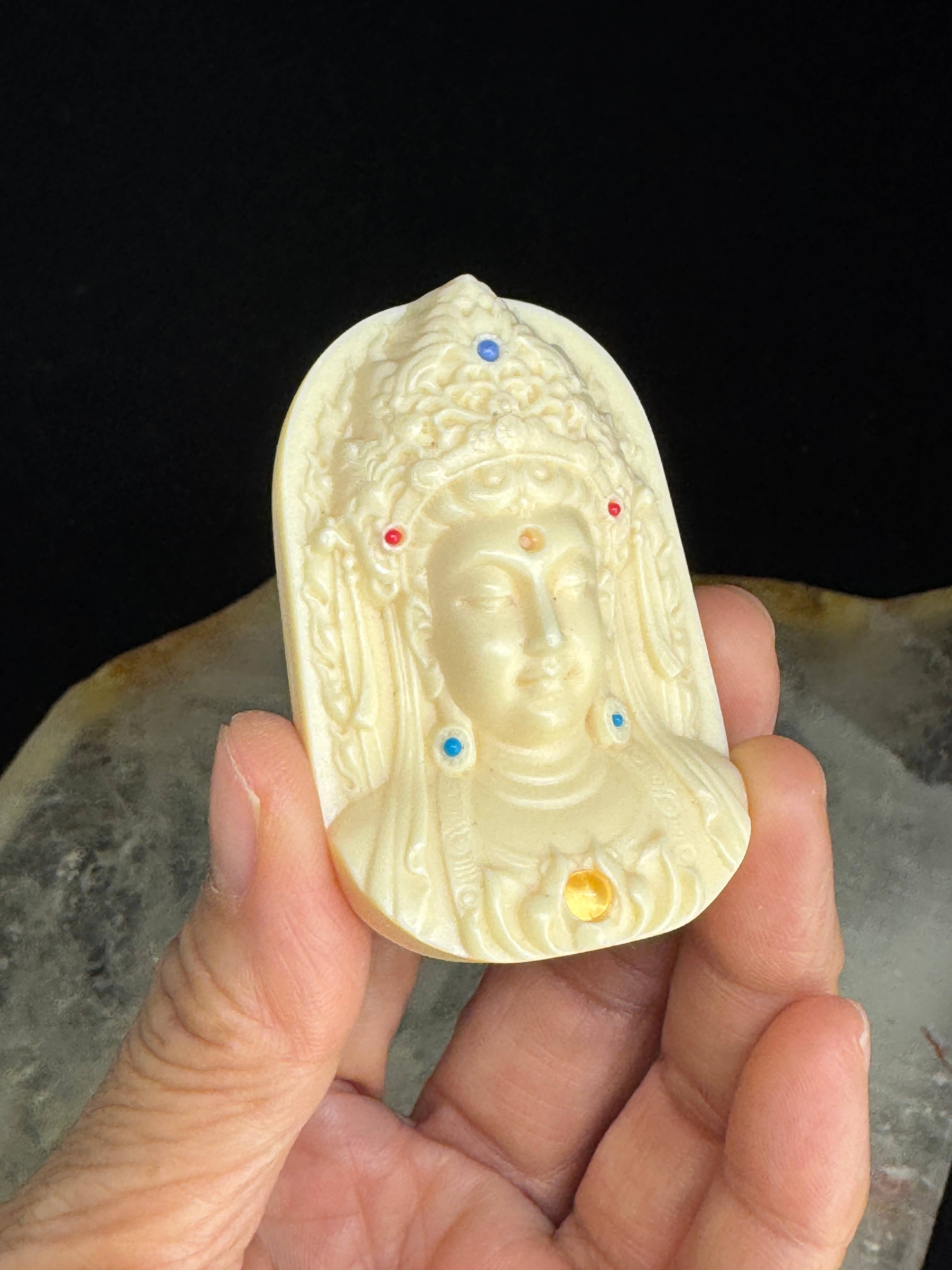 The 7 Directions - Vendita all'ingrosso Pietra/cristallo spirituale - Perla guru con ciondolo Buddha Guan Yin scolpita in noce di palma FY901