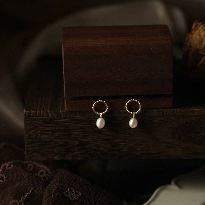 Haengseongworkshop - Wholesale Stud/Post Earrings - Minimalist Twisted 18K Gold Plated Small Geometric Shape Round Circle 6mm Freshwater White Pearls Stud Post Earrings Wedding Gift1