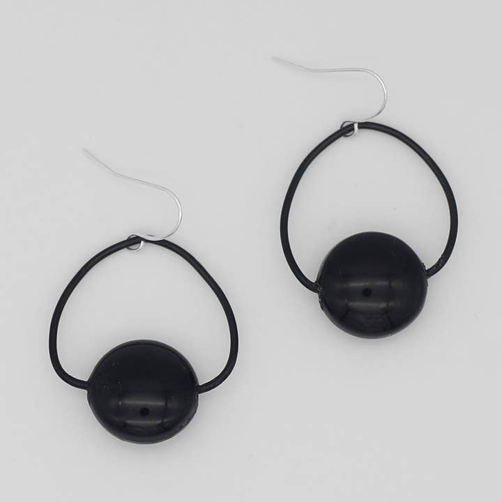 Boucles d'oreilles pendantes en fil noir pour la vente par Sylca Designs