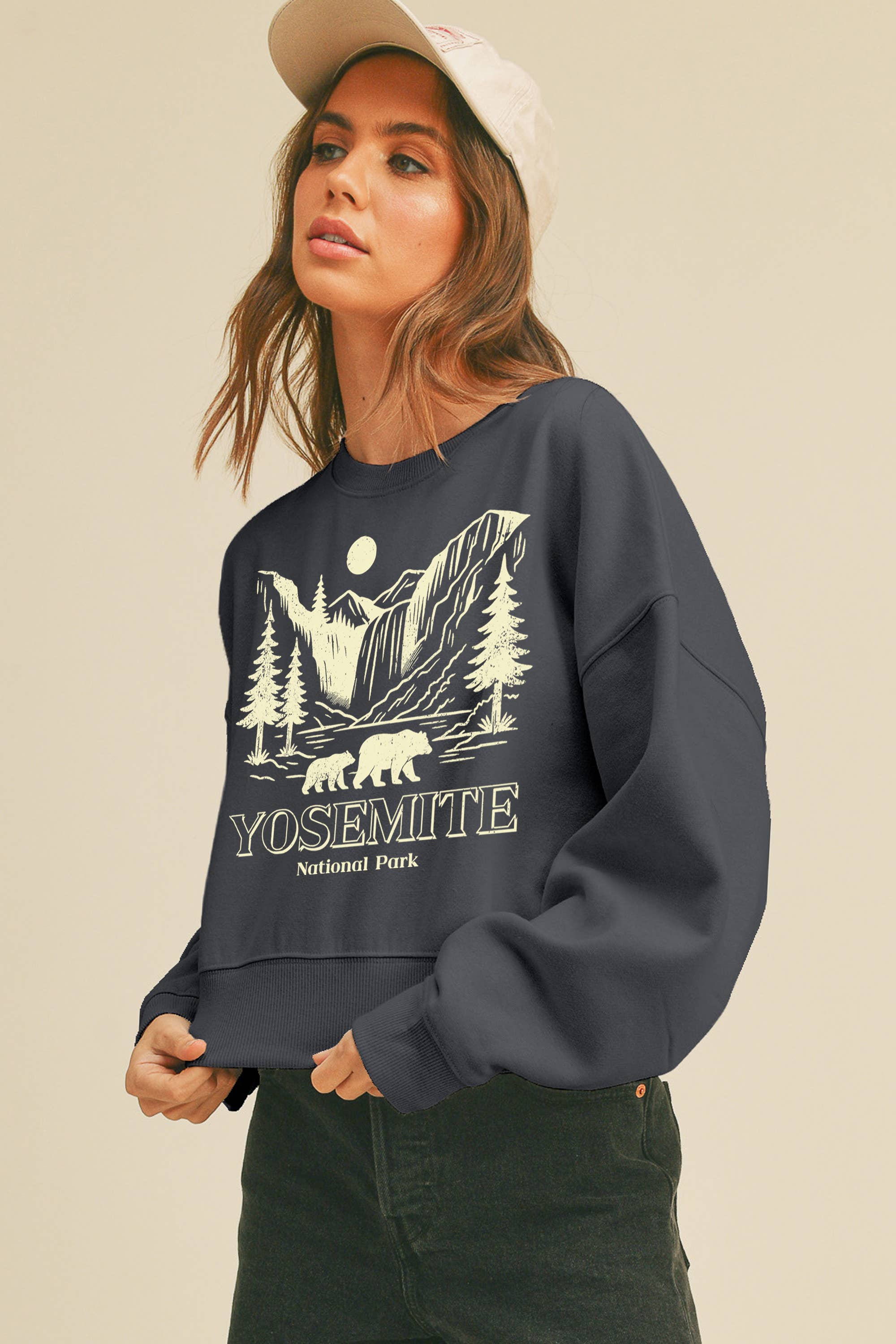 Honestee - Vendita all'ingrosso Felpa stampata - Donna - Felpa a maniche lunghe corte con orsi del Parco Nazionale di Yosemite1