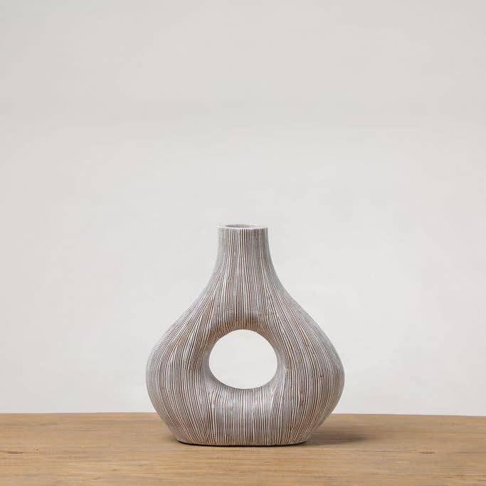 BIANCO Vaso bianco moderno a righe | Decorazioni in poliresina bianca | Regalo di festa | Vaso bianco contemporaneo in vendita all'ingrosso su Faire