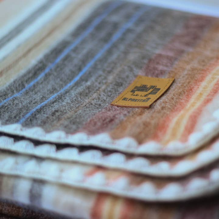 Alpakitas - Wholesale Throw Blanket - Cozy throw blanket Alpaca Wool Queen Size (White & Brown)