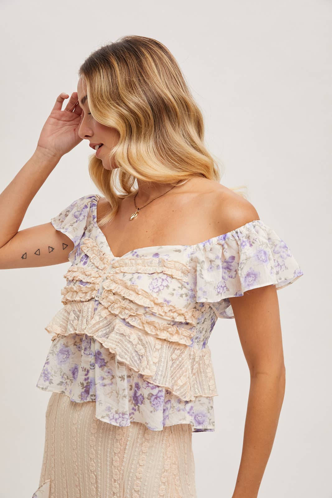 Bluivy – wholesale Blus - Dam – BLOMMIGT TRYCK VOLANGSPETSAD TOPP MED ÄLSKLINGHALSRINGNING15
