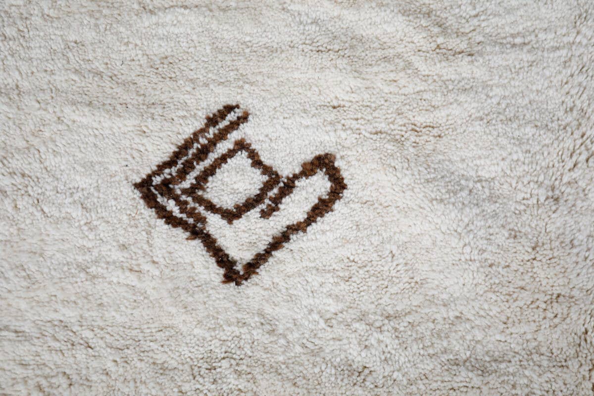 Ouive - Vendita all'ingrosso Tappeto - Tappeto berbero marocchino bianco "Symbol" con simboli tribali marroni6