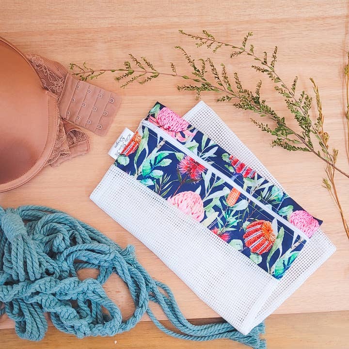 Sac de lavage / linge Navy Natives pour la vente par Little Miss M Designs