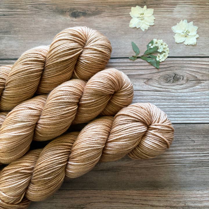 Sandstorm | Håndfarvet Garn | 4-pak for engroshandel hos Jam Jar Yarns