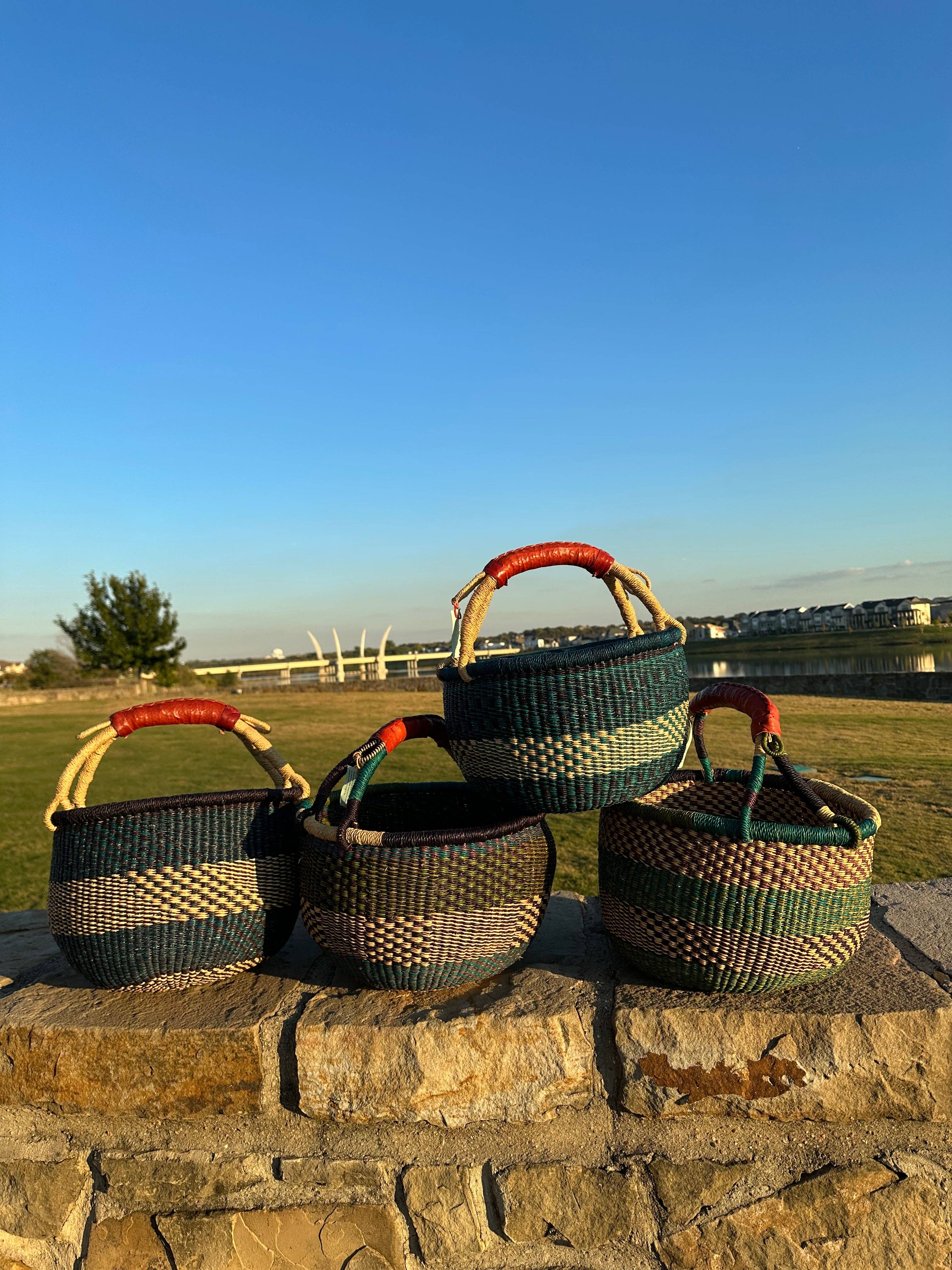 The African Home Goods – Engroshandel Kurv – Rund Bolga-markedskurv med læderindpakket håndtag6