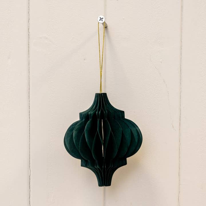 Sæt med 3 mørkegrønne snurretop-julekugler for engroshandel hos Satchville