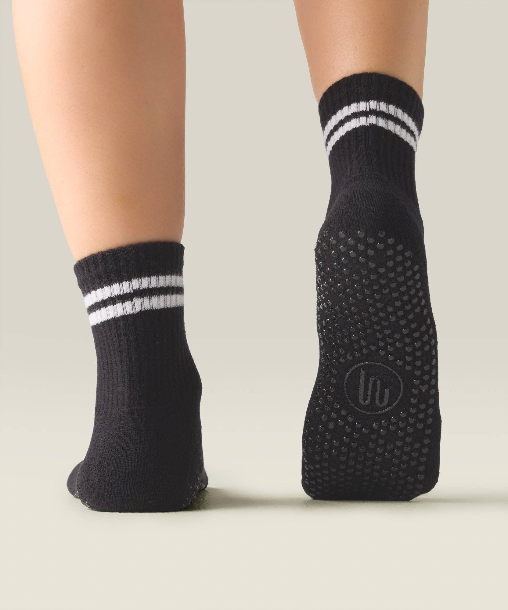 MoveActive - Vente Chaussettes – unisexe - Chaussettes à grip antidérapant montantes MoveActive - Rayures sportives noires1