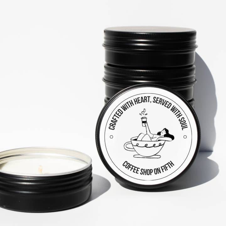 Candela di soia in latta da viaggio Coffee Girl – 2 oz per la vendita all'ingrosso da parte di Val Viola Candles