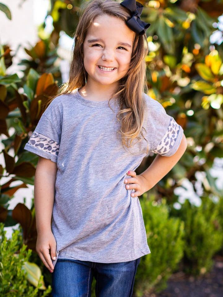 GRY Camiseta Leopard Livin' - Camiseta gris Leopard Ringer para niña de venta al por mayor en Faire