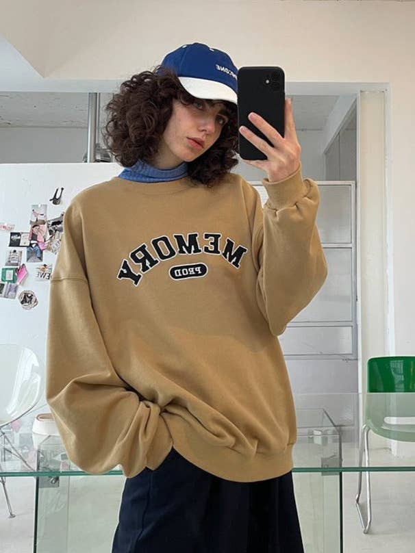 Løs pasform sweatshirt med broderede bogstaver / Sennepsgul for engroshandel hos Prod Bldg