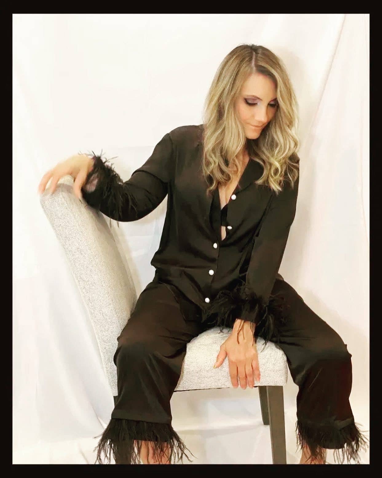 Plume AF Design - Vente Haut et bas de pyjama – femme - Pyjama extensible en satin avec garniture en plumes d'autruche amovible23