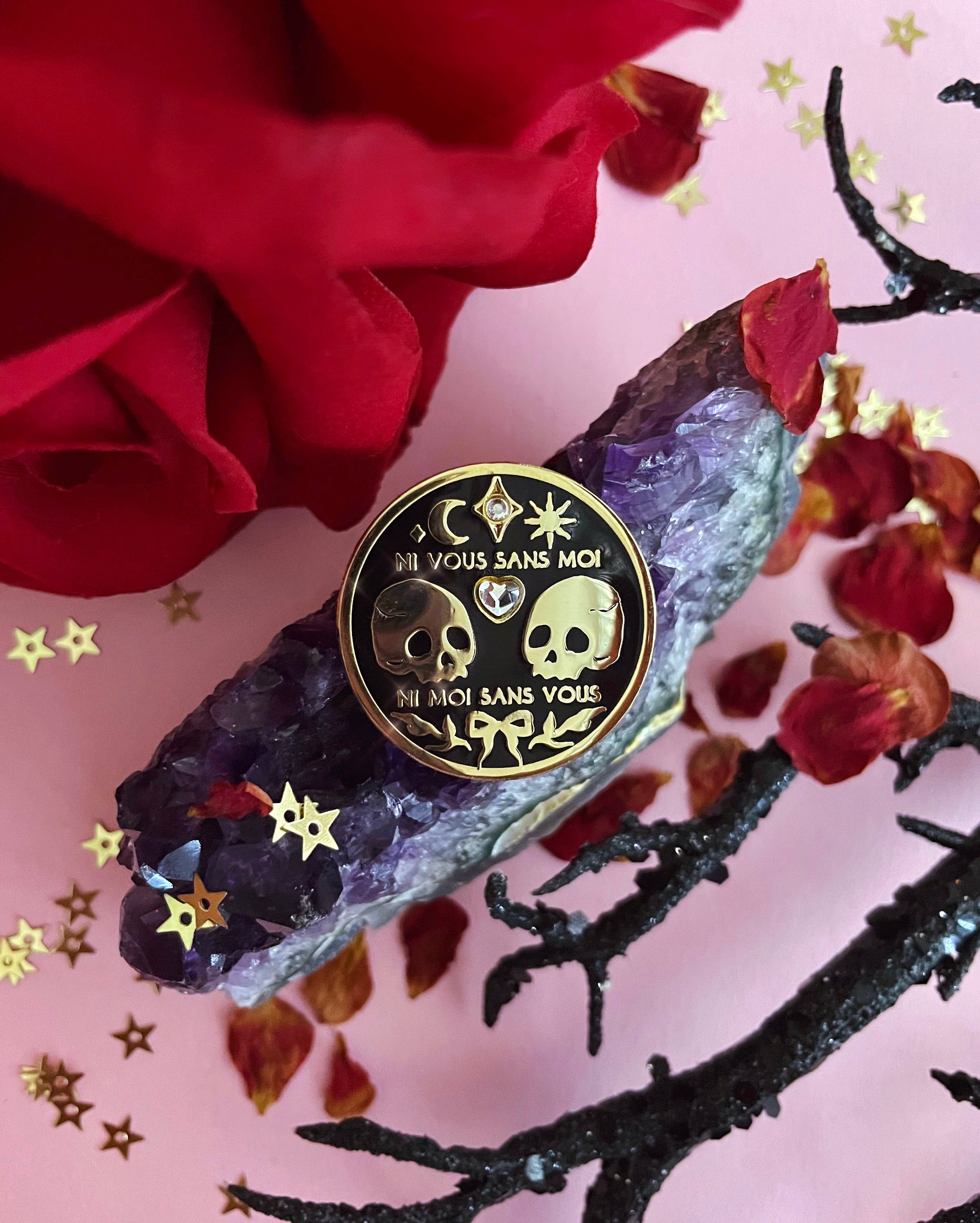 Lilly Baik – Engroshandel Reversnål/knap – Ni Du Uden Mig, Ni Mig Uden Dit Enamel Pin1