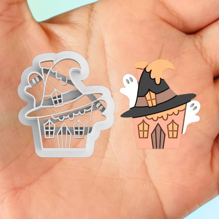 Emporte-pièce en argile polymère Maison hantée avec des fantômes pour la vente par Roussell Prints and Demand LLC