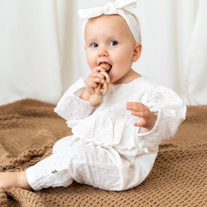 Ensemble de barboteuse et bandeau pour bébé Astrid Schiffli - Coton biologique pour la vente par Viverano Organics