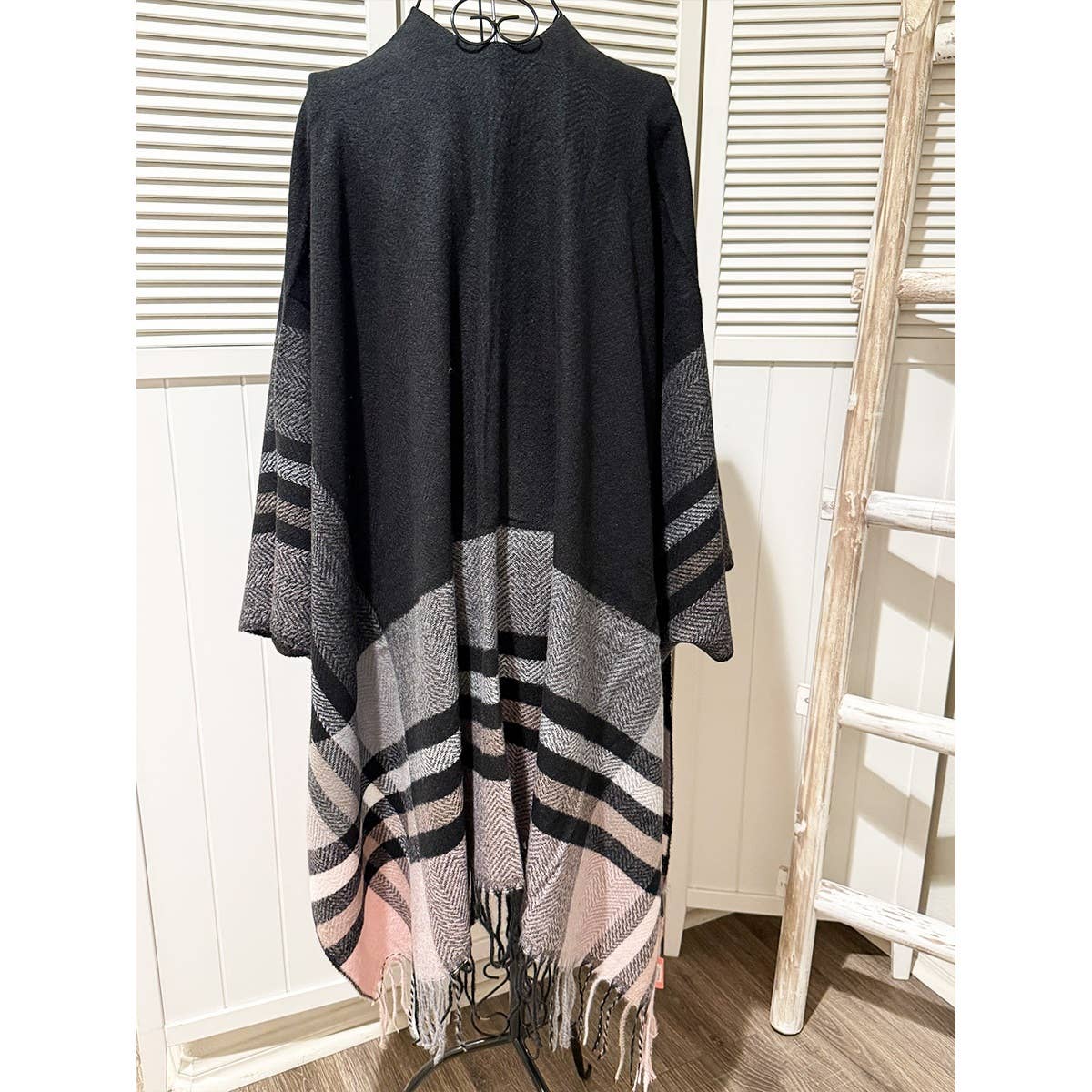 Love and Repeat – wholesale Poncho – Women's – Plaid Pattern Fringe Poncho7