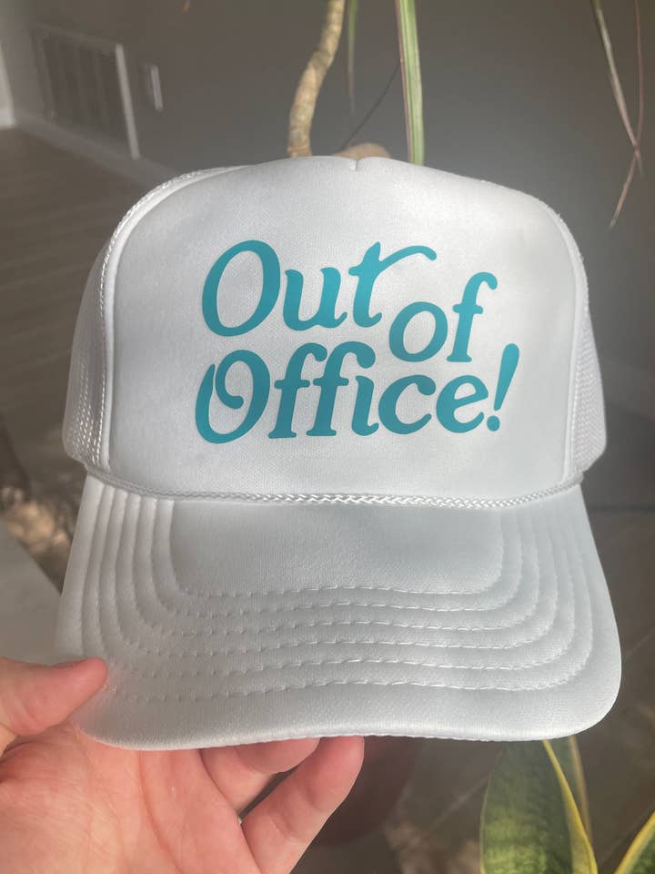 Trucker-Hut für Abwesenhut | Weiß und Blaugrün für den Großhandel von The Day Away Collective