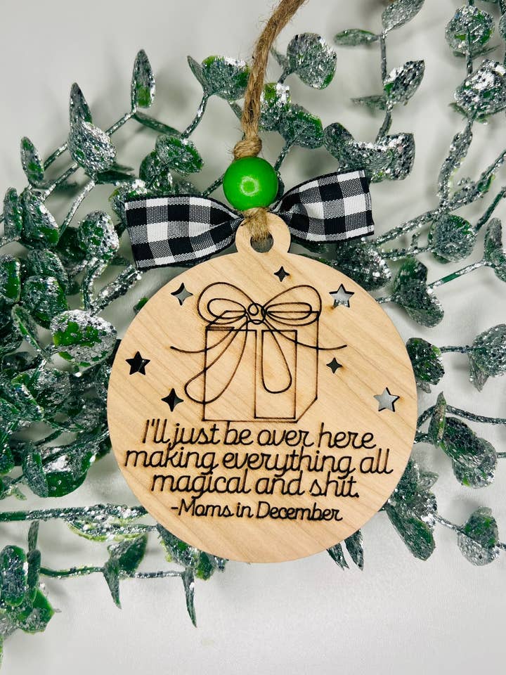 Ornamento «Mamme a dicembre» per la vendita all'ingrosso da parte di The Rustic Rose, LLC